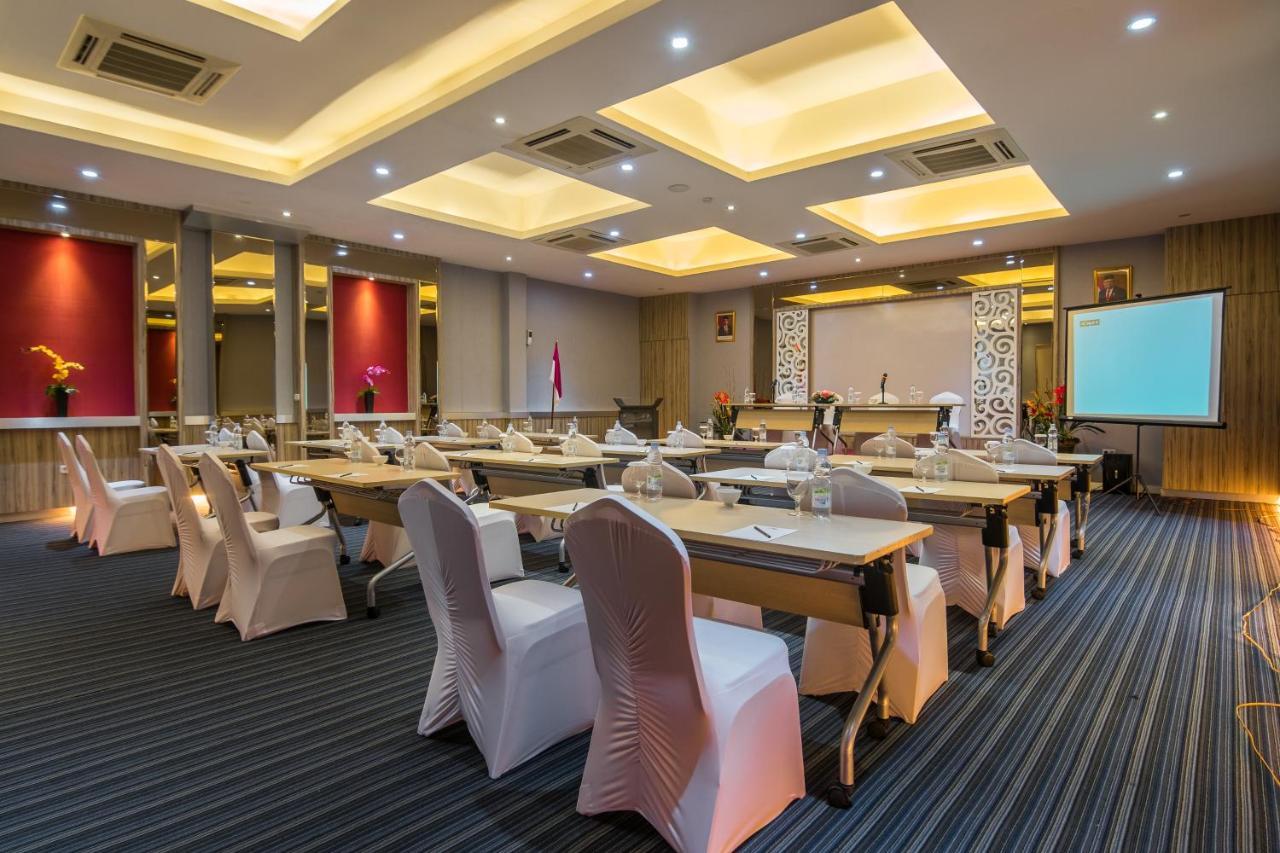 Oxville Hotel Паданг Экстерьер фото
