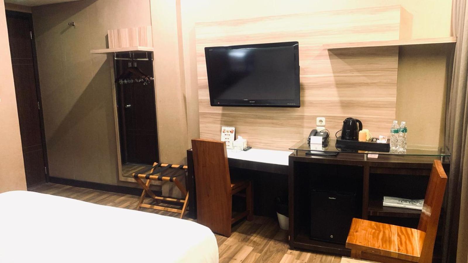 Oxville Hotel Паданг Экстерьер фото